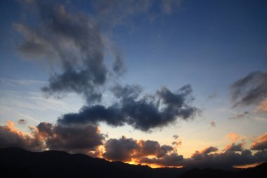 Güzel gün batımı gökyüzü bulutlu