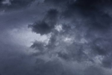 Dağlardaki kara fırtına bulutları, yüksek kaliteli kitap fotoğrafçılığı, en iyi fotoğraf.,