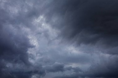 Dağlardaki kara fırtına bulutları, yüksek kaliteli kitap fotoğrafçılığı, en iyi fotoğraf.,