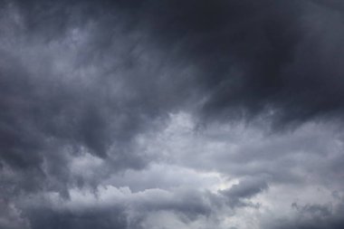 Dağlardaki kara fırtına bulutları, yüksek kaliteli kitap fotoğrafçılığı, en iyi fotoğraf.,