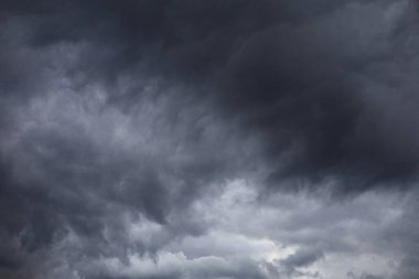 Yağmurda bulutlar, yağmurdan önce bulutlarla dolu karanlık gökyüzü, yüksek kaliteli gökyüzü fotoğrafçılığı.