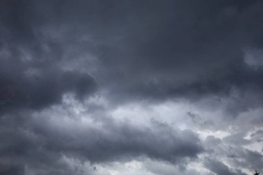 Dağlardaki kara fırtına bulutları, yüksek kaliteli kitap fotoğrafçılığı, en iyi fotoğraf.,