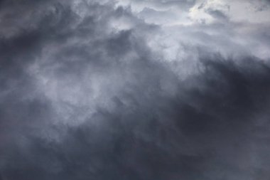 Dağlardaki kara fırtına bulutları, yüksek kaliteli kitap fotoğrafçılığı, en iyi fotoğraf.,