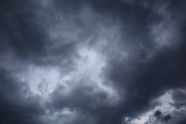 Dağlardaki kara fırtına bulutları, yüksek kaliteli kitap fotoğrafçılığı, en iyi fotoğraf.,