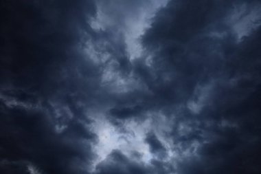 Dağlardaki kara fırtına bulutları, yüksek kaliteli kitap fotoğrafçılığı, en iyi fotoğraf.,