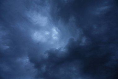 Dağlardaki kara fırtına bulutları, yüksek kaliteli kitap fotoğrafçılığı, en iyi fotoğraf.,