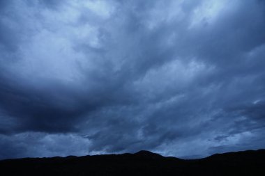 Dağlardaki kara fırtına bulutları, yüksek kaliteli kitap fotoğrafçılığı, en iyi fotoğraf.,