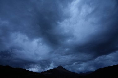 Dağlardaki kara fırtına bulutları, yüksek kaliteli kitap fotoğrafçılığı, en iyi fotoğraf.,
