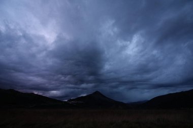 Dağlardaki kara fırtına bulutları, yüksek kaliteli kitap fotoğrafçılığı, en iyi fotoğraf.,