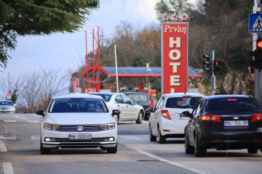 Vrgorac, Hırvatistan, 10.01.2024. Trafik sıkışıklığı, trafik sıkışıklığı, trafik, kamyonlar, yolcu araçları, teslimat araçları, sürücüler, otel otoparkı, trafik ışıkları, Barselona şehri