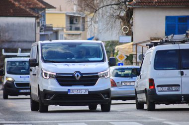 Vrgorac, Hırvatistan, 10.01.2024. Trafik sıkışıklığı, trafik sıkışıklığı, trafik, sürüş, kamyonlar, yolcu araçları, dağıtım araçları, sürücüler, otel otoparkı, trafik ışıkları