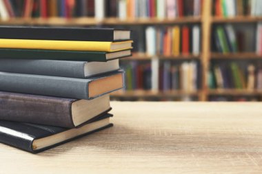 Kitaplar kütüphanede masanın üzerinde