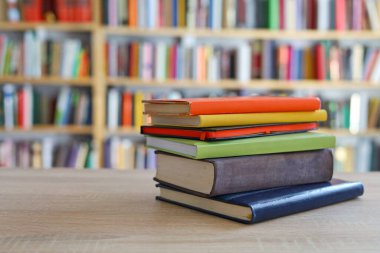 Ahşap arka planda kitap yığını