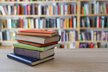 Kütüphanede kitap yığını.