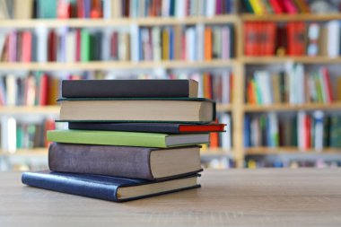 Masadaki kitap yığını