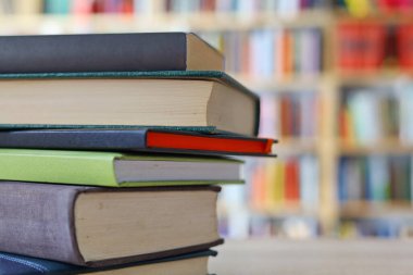 Masada yığınla kitap var.