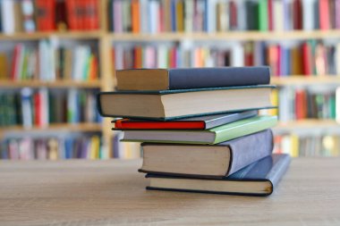 Rafta bir yığın kitap.