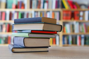 Kütüphanede bir yığın kitap