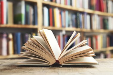 Açık bir kitap, ahşap zeminde ciltli kitaplar. Eğitim geçmişi. okul okula.