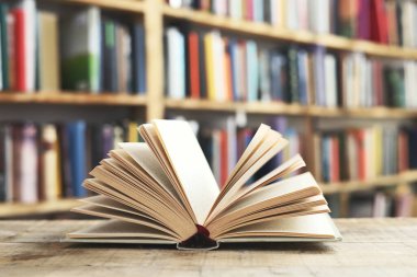 Masanın üzerinde renkli kitaplar olan bir kitap.