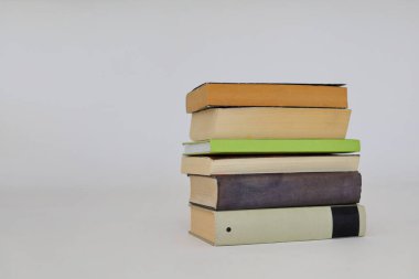 Beyaz arkaplan üzerine kitaplar