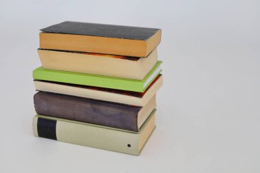 Beyaz arkaplanda izole kitap yığını