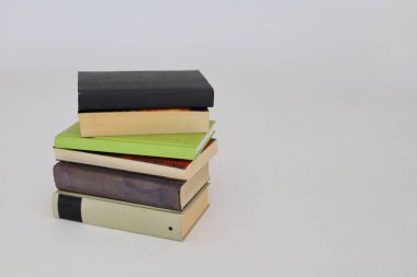 Beyaz arkaplan üzerine kitaplar