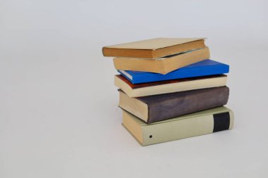 Beyaz arkaplan üzerine kitap yığını