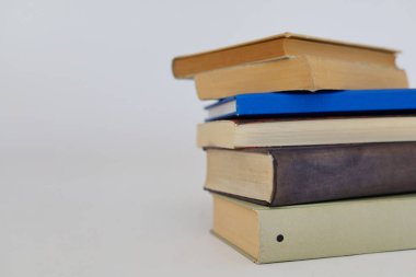 Beyaz arkaplan üzerine kitap yığını