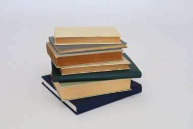 Beyaz arkaplan üzerine kitap yığını