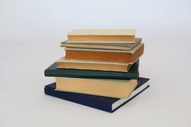 Raftaki eski kitaplar.