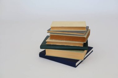 Beyaz arkaplan üzerine kitap yığını