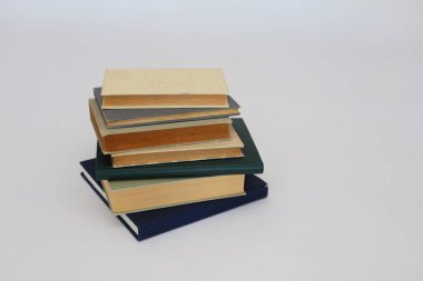 Beyaz arkaplan üzerine kitaplar