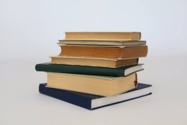 Kitaplar ofisteki masada.