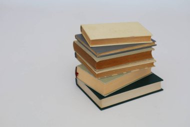 beyaz üzerine eski kitaplar