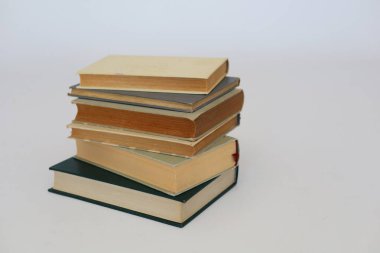 Beyaz arkaplan üzerine kitap yığını