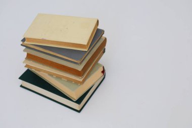 izole kitap yığını