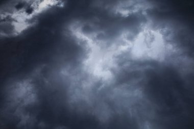 Akşam Kara bulutlar