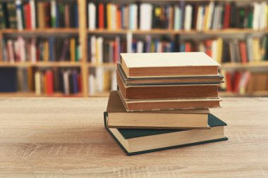 Tahta masadaki eski kitaplar..