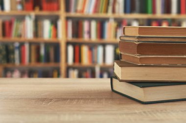 Tahta arka planda kitap yığını olan kitaplar.
