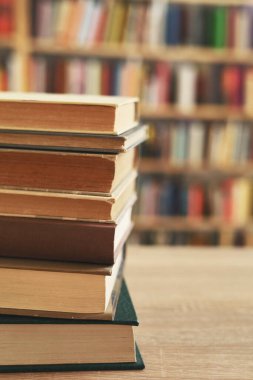 Ahşap masa, eğitim arka plan üzerinde kitap yığını