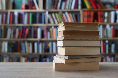 Yığın kitap masada