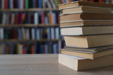 Ahşap zemin üzerine kitap yığını