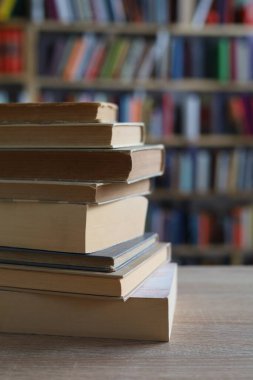 Kütüphanede kitap yığını