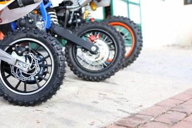 Yakın çekim - garajda bir motosiklet