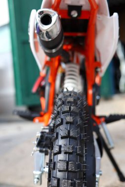 Motosiklet yola park edilmiş.