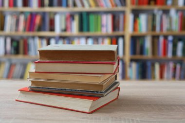 yığın kitap ahşap zemin üzerinde