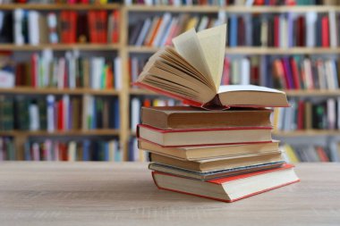 Ahşap zemin üzerine kitap yığını