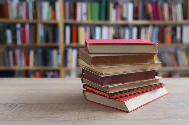 Kütüphanede kitap yığını, yakın plan