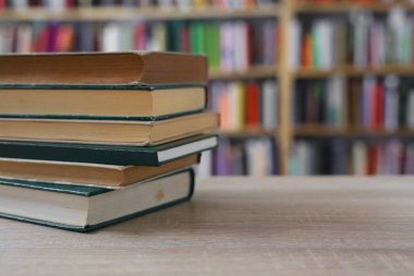 Kütüphanede bir yığın kitap